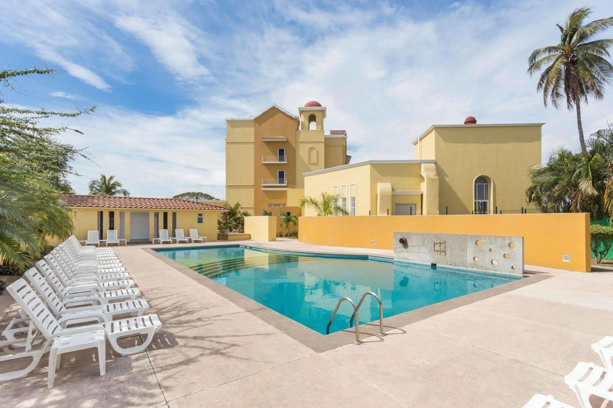 Baymont By Wyndham Lazaro Cardenas Hotel Exterior photo